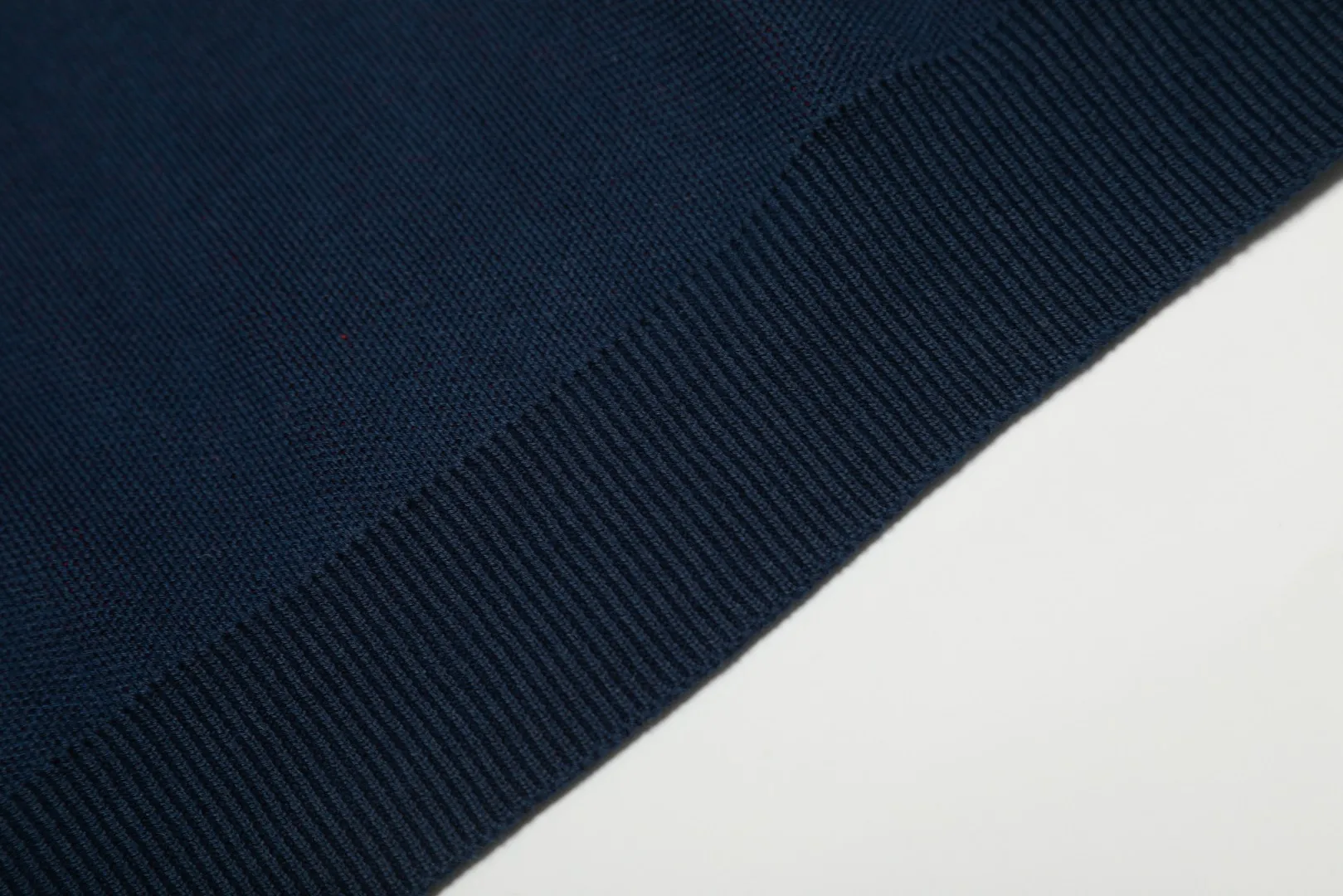 P250 Top quality" Style number: DS164# (not off the shelves all year round) [Ralph Lauren autumn and winter Malaysia embroidered logo knitted POLO lapel sweater] ✅Ralph Lauren Ralph Lauren classic basic lapel POLO same style knitted autumn and winter sweater for men and women ✅Main supplier platform live broadcast Wholesale entity Replenish when out of stock Not off the shelf ✅ZP quality 1:1 version Scan the code to enter the GF website Counter quality ✅Detailed quality is the only one in Guangzhou Imported quality cotton yarn, 750g weight, focusing on high-end, cost-effective, good quality, needless to say, ✅The version is restored to the original order, the maximum size can be worn up to 190 pounds, loose, comfortable and stress-free, ✅The upper body is simple and easy to match, a must-have for male gods. Good-looking clothes are never picky. A must-have in couples' wardrobes. Size: S-XL. Color: Milk white, gray, black and white, black and red, navy white label, navy red label